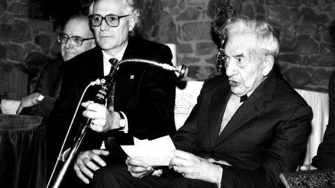El filòleg i lingüista Joan Coromines a l'ermita de Sant Pau de Sant Pol de Mar, en l'acte d'homenatge al seu pare, Pere Coromines. Al seu costat, l'expresident del Parlament Heribert Barrera i el llavors alcalde de Sant Pol, Francesc Pomés. Sant Pol de Mar. 25 de gener de 1992 