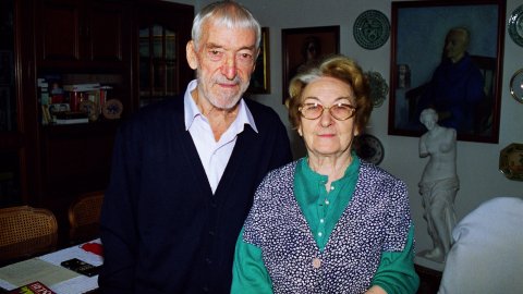 Vicenç Ferrer, cooperant a l'Índia, amb la seva germana. Calella. 14 de novembre de 1998