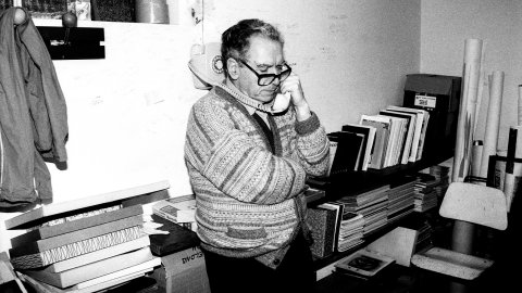 Joan-Josep Tharrats i Vidal (Girona, 1918-Barcelona, 2001), pintor, teòric d'art i editor català, al seu estudi de Barcelona. 28 de febrer de 1992