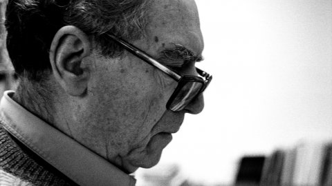 Joan-Josep Tharrats i Vidal (Girona, 1918-Barcelona, 2001), pintor, teòric d'art i editor català, al seu estudi de Barcelona. 28 de febrer de 1992