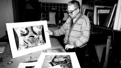 Joan-Josep Tharrats i Vidal (Girona, 1918-Barcelona, 2001), pintor, teòric d'art i editor català, al seu estudi de Barcelona. 28 de febrer de 1992