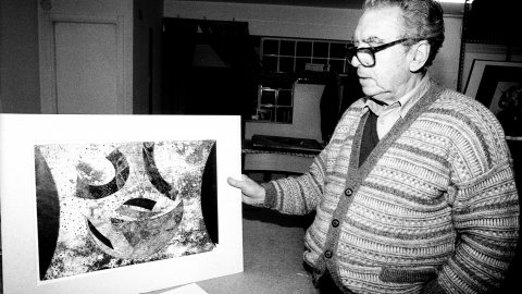 Joan-Josep Tharrats i Vidal (Girona, 1918-Barcelona, 2001), pintor, teòric d'art i editor català, al seu estudi de Barcelona. 28 de febrer de 1992