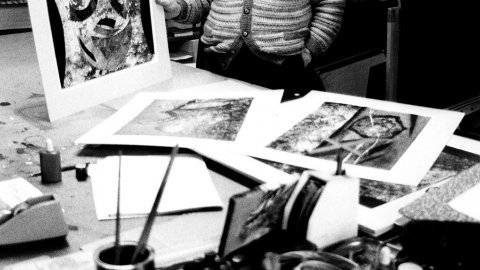 Joan-Josep Tharrats i Vidal (Girona, 1918-Barcelona, 2001), pintor, teòric d'art i editor català, al seu estudi de Barcelona. 28 de febrer de 1992