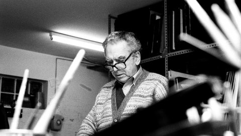 Joan-Josep Tharrats i Vidal (Girona, 1918-Barcelona, 2001), pintor, teòric d'art i editor català, al seu estudi de Barcelona. 28 de febrer de 1992