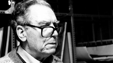Joan-Josep Tharrats i Vidal (Girona, 1918-Barcelona, 2001), pintor, teòric d'art i editor català, al seu estudi de Barcelona. 28 de febrer de 1992