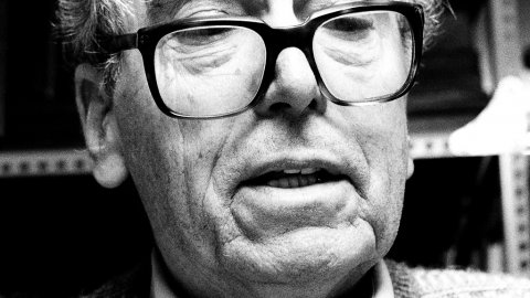 Joan-Josep Tharrats i Vidal (Girona, 1918-Barcelona, 2001), pintor, teòric d'art i editor català, al seu estudi de Barcelona. 28 de febrer de 1992
