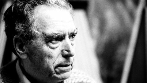Joan-Josep Tharrats i Vidal (Girona, 1918-Barcelona, 2001), pintor, teòric d'art i editor català, al seu estudi de Barcelona. 28 de febrer de 1992