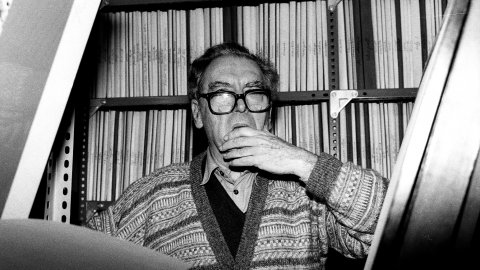 Joan-Josep Tharrats i Vidal (Girona, 1918-Barcelona, 2001), pintor, teòric d'art i editor català, al seu estudi de Barcelona. 28 de febrer de 1992