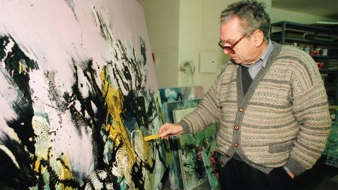 Joan-Josep Tharrats i Vidal (Girona, 1918-Barcelona, 2001), pintor, teòric d'art i editor català, al seu estudi de Barcelona. 28 de febrer de 1992