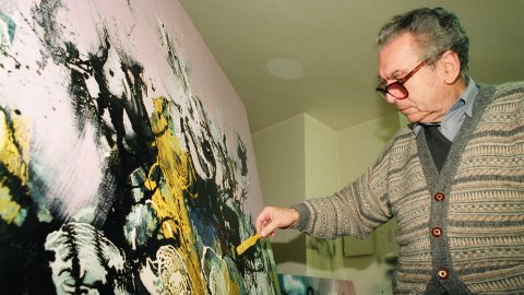 Joan-Josep Tharrats i Vidal (Girona, 1918-Barcelona, 2001), pintor, teòric d'art i editor català, al seu estudi de Barcelona. 28 de febrer de 1992