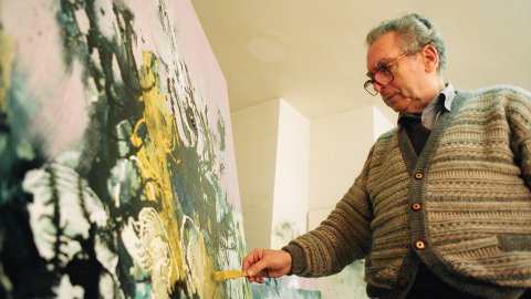 Joan-Josep Tharrats i Vidal (Girona, 1918-Barcelona, 2001), pintor, teòric d'art i editor català, al seu estudi de Barcelona. 28 de febrer de 1992
