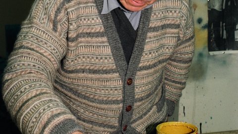 Joan-Josep Tharrats i Vidal (Girona, 1918-Barcelona, 2001), pintor, teòric d'art i editor català, al seu estudi de Barcelona. 28 de febrer de 1992