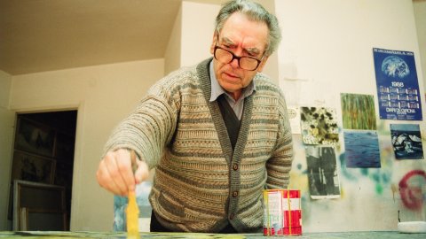 Joan-Josep Tharrats i Vidal (Girona, 1918-Barcelona, 2001), pintor, teòric d'art i editor català, al seu estudi de Barcelona. 28 de febrer de 1992