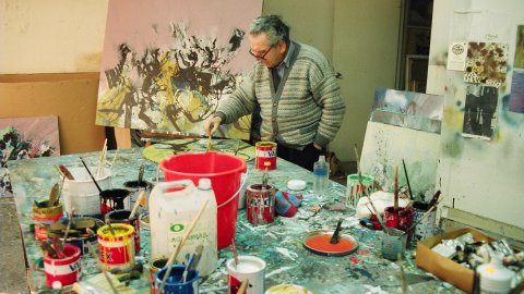 Joan-Josep Tharrats i Vidal (Girona, 1918-Barcelona, 2001), pintor, teòric d'art i editor català, al seu estudi de Barcelona. 28 de febrer de 1992