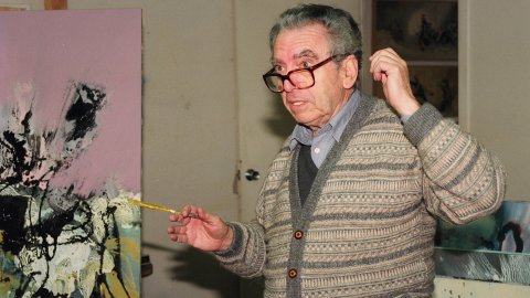 Joan-Josep Tharrats i Vidal (Girona, 1918-Barcelona, 2001), pintor, teòric d'art i editor català, al seu estudi de Barcelona. 28 de febrer de 1992