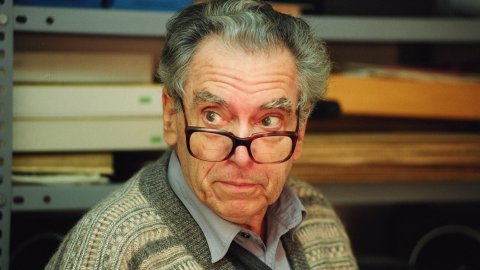 Joan-Josep Tharrats i Vidal (Girona, 1918-Barcelona, 2001), pintor, teòric d'art i editor català, al seu estudi de Barcelona. 28 de febrer de 1992
