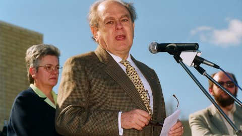 El president de la Generalitat, Jordi Pujol, inaugura l'institut d'ensenyament secundari (IES) Joan Coromines a Pineda de Mar, amb l'alcalde, Salvador Llorens, i acompanyat del diputat al Parlament Ramon Camp (CiU). Pineda de Mar. 15 de febrer de 1997