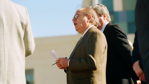 El president de la Generalitat, Jordi Pujol, inaugura l'institut d'ensenyament secundari (IES) Joan Coromines a Pineda de Mar, amb l'alcalde, Salvador Llorens. Pineda de Mar. 15 de febrer de 1997