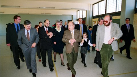 El president de la Generalitat, Jordi Pujol, inaugura l'institut d'ensenyament secundari (IES) Joan Coromines a Pineda de Mar, amb l'alcalde, Salvador Llorens, i acompanyat del diputat al Parlament Ramon Camp (CiU). Pineda de Mar. 15 de febrer de 1997