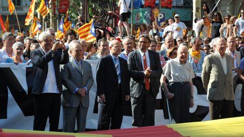 El president de la Generalitat, José Montilla, els expresidents Jordi Pujol i Pasqual Maragall, i el president del Parlament, Ernest Benach, i els seus predecessors Heribert Barrera i Joan Rigol, a la manifestació amb el lema Som una nació. Nosaltres decidim, que aplega un milió i mig de persones segons els organitzadors, Òmnium Cultural. Barcelona. 10 de juliol de 2010