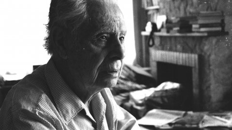 L'escriptor i periodista Vicenç Riera Llorca (Barcelona, 1903-Pineda de Mar, 1991), al seu domicili de Pineda de Mar. Agost de 1990
