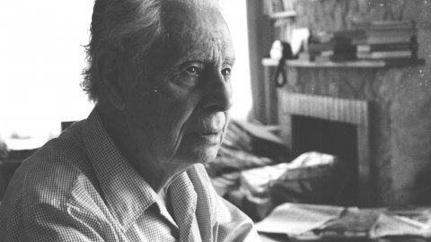 L'escriptor i periodista Vicenç Riera Llorca (Barcelona, 1903-Pineda de Mar, 1991), al seu domicili de Pineda de Mar. Agost de 1990