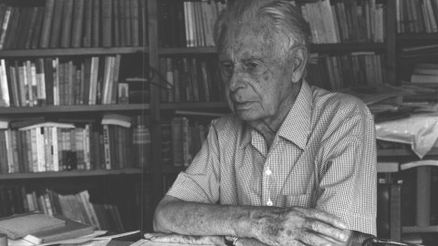L'escriptor i periodista Vicenç Riera Llorca (Barcelona, 1903-Pineda de Mar, 1991), al seu domicili de Pineda de Mar. Agost de 1990