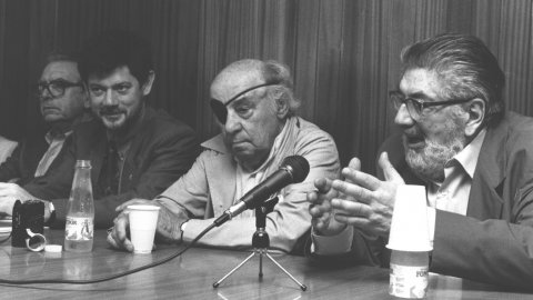 Homenatge pòstum a l'escriptor i periodista Vicenç Riera Llorca, per part de Joan-Josep Tharrats, Josep-Lluís Fillat, Avel·lí Artís-Gener, Tísner, Víctor Alba i Teresa Pàmies, a l'Ajuntament de Pineda de Mar. Pineda de Mar. 9 de juny de 1991 