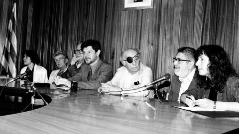Homenatge pòstum a l'escriptor i periodista Vicenç Riera Llorca, per part de Joan-Josep Tharrats, Josep-Lluís Fillat, Avel·lí Artís-Gener, Tísner, i Victor Alba, a l'Ajuntament de Pineda de Mar. Pineda de Mar. 9 de juny de 1991 