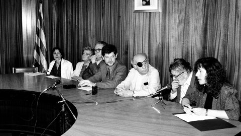 Homenatge pòstum a l'escriptor i periodista Vicenç Riera Llorca, per part de Joan-Josep Tharrats, Josep-Lluís Fillat, Avel·lí Artís-Gener, Tísner, Victor Alba i Teresa Pàmies, a l'Ajuntament de Pineda de Mar. Pineda de Mar. 9 de juny de 1991 