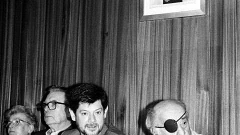 Homenatge pòstum a l'escriptor i periodista Vicenç Riera Llorca, per part de Joan-Josep Tharrats, Josep-Lluís Fillat, Avel·lí Artís-Gener, Tísner, Victor Alba i Teresa Pàmies, a l'Ajuntament de Pineda de Mar. Pineda de Mar. 9 de juny de 1991 
