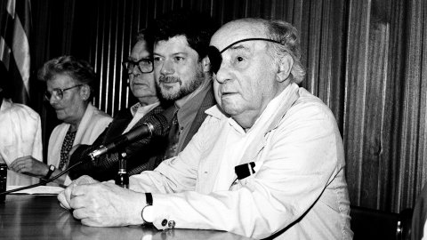 Homenatge pòstum a l'escriptor i periodista Vicenç Riera Llorca, per part de Joan-Josep Tharrats, Josep-Lluís Fillat, Avel·lí Artís-Gener, Tísner, Victor Alba i Teresa Pàmies, a l'Ajuntament de Pineda de Mar. Pineda de Mar. 9 de juny de 1991 