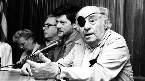 Homenatge pòstum a l'escriptor i periodista Vicenç Riera Llorca, per part de Joan-Josep Tharrats, Josep-Lluís Fillat, Avel·lí Artís-Gener, Tísner, Victor Alba i Teresa Pàmies, a l'Ajuntament de Pineda de Mar. Pineda de Mar. 9 de juny de 1991 