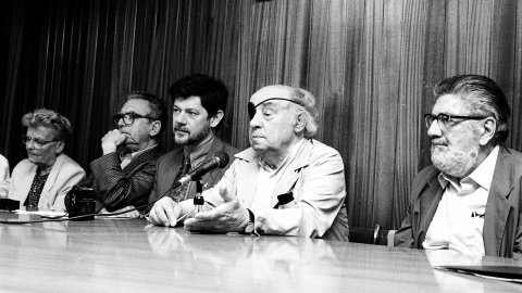 Homenatge pòstum a l'escriptor i periodista Vicenç Riera Llorca, per part de Joan-Josep Tharrats, Josep-Lluís Fillat, Avel·lí Artís-Gener, Tísner, Víctor Alba i Teresa Pàmies, a l'Ajuntament de Pineda de Mar. Pineda de Mar. 9 de juny de 1991 