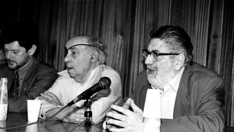 Homenatge pòstum a l'escriptor i periodista Vicenç Riera Llorca, per part de Joan-Josep Tharrats, Josep-Lluís Fillat, Avel·lí Artís-Gener (Tísner), Pere Pagès (Víctor Alba) i Teresa Pàmies, a l'Ajuntament de Pineda de Mar. Pineda de Mar. 9 de juny de 1991 