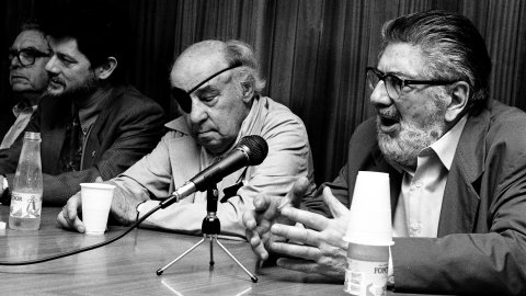 Homenatge pòstum a l'escriptor i periodista Vicenç Riera Llorca, per part de Joan-Josep Tharrats, Josep-Lluís Fillat, Avel·lí Artís-Gener (Tísner), Pere Pagès (Víctor Alba) i Teresa Pàmies, a l'Ajuntament de Pineda de Mar. Pineda de Mar. 9 de juny de 1991 