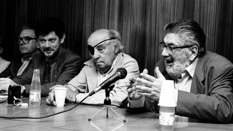 Homenatge pòstum a l'escriptor i periodista Vicenç Riera Llorca, per part de Joan-Josep Tharrats, Josep-Lluís Fillat, Avel·lí Artís-Gener (Tísner), Pere Pagès (Víctor Alba) i Teresa Pàmies, a l'Ajuntament de Pineda de Mar. Pineda de Mar. 9 de juny de 1991 