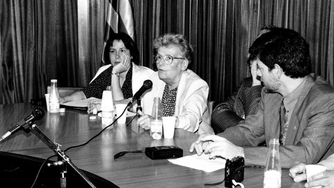 Homenatge pòstum a l'escriptor i periodista Vicenç Riera Llorca, per part de Joan-Josep Tharrats, Josep-Lluís Fillat, Avel·lí Artís-Gener (Tísner), Pere Pagès (Víctor Alba) i Teresa Pàmies, a l'Ajuntament de Pineda de Mar. Pineda de Mar. 9 de juny de 1991 