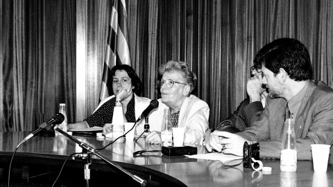 Homenatge pòstum a l'escriptor i periodista Vicenç Riera Llorca, per part de Joan-Josep Tharrats, Josep-Lluís Fillat, Avel·lí Artís-Gener (Tísner), Pere Pagès (Víctor Alba) i Teresa Pàmies, a l'Ajuntament de Pineda de Mar. Pineda de Mar. 9 de juny de 1991 