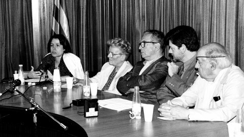 Homenatge pòstum a l'escriptor i periodista Vicenç Riera Llorca, per part de Joan-Josep Tharrats, Josep-Lluís Fillat, Avel·lí Artís-Gener (Tísner), Pere Pagès (Víctor Alba), Teresa Pàmies i la professora Pilar Munné, a l'Ajuntament de Pineda de Mar. Pineda de Mar. 9 de juny de 1991 
