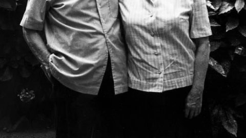 L'escriptor i periodista Vicenç Riera Llorca amb la seva esposa, Emília Barrionuevo, al jardí del seu domicili de Pineda de Mar, on es va instal·lar en tornar de l’exili. Agost de 1990