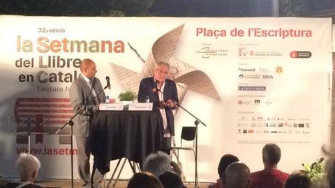 Conversa entre els periodistes Saül Gordillo i Jaume Barberà sobre la consulta i el llibre del segon '9 N 2014', a la Setmana del Llibre en Català. Plaça de la Catedral. Barcelona. 5 de setembre de 2014