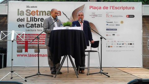 Conversa entre els periodistes Saül Gordillo i Jaume Barberà sobre la consulta i el llibre del segon '9 N 2014', a la Setmana del Llibre en Català. Plaça de la Catedral. Barcelona. 5 de setembre de 2014
