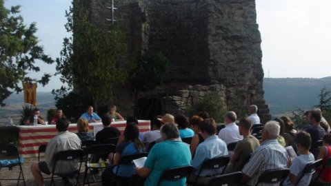 El periodista Saül Gordillo presenta el seu llibre Nació.cat a l'Aplec Independentista del Castellvell, al castell d'Olius (Solsonès). 10 de setembre de 2008