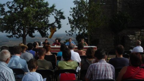 El periodista Saül Gordillo presenta el seu llibre Nació.cat a l'Aplec Independentista del Castellvell, al castell d'Olius (Solsonès). 10 de setembre de 2008