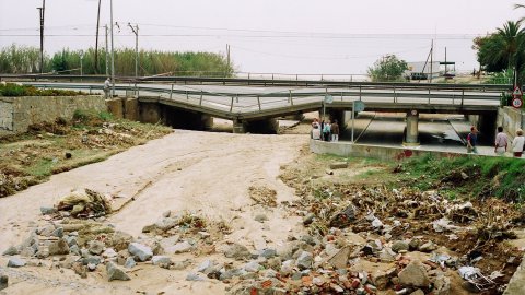 El pont de la carretera N-II sobre la riera de Sant Simó de Mataró cau per les fortes pluges i rierades del 21 de setembre de 1995, les més intenses a Barcelona i el Maresme des del 1914. Mataró. 22 de setembre de 1995