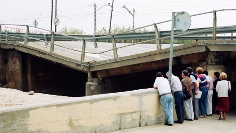 El pont de la carretera N-II sobre la riera de Sant Simó de Mataró cau per les fortes pluges i rierades del 21 de setembre de 1995, les més intenses a Barcelona i el Maresme des del 1914. Mataró. 22 de setembre de 1995