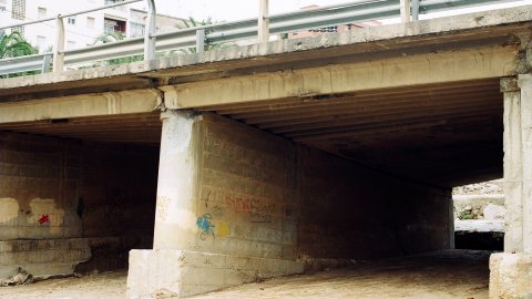 El pont de la carretera N-II sobre la riera de Sant Simó de Mataró cau per les fortes pluges i rierades del 21 de setembre de 1995, les més intenses a Barcelona i el Maresme des del 1914. Mataró. 22 de setembre de 1995
