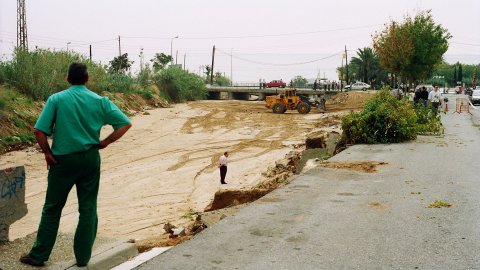 El pont de la carretera N-II sobre la riera de Sant Simó de Mataró cau per les fortes pluges i rierades del 21 de setembre de 1995, les més intenses a Barcelona i el Maresme des del 1914. Mataró. 22 de setembre de 1995