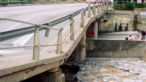El pont de la carretera N-II sobre la riera de Sant Simó de Mataró cau per les fortes pluges i rierades del 21 de setembre de 1995, les més intenses a Barcelona i el Maresme des del 1914. Mataró. 22 de setembre de 1995